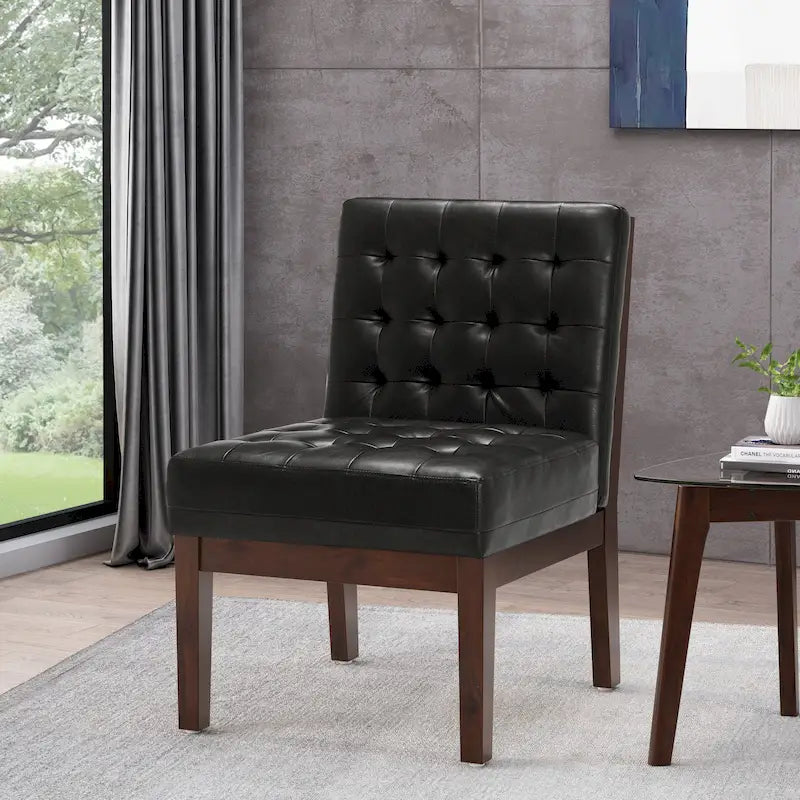 Cadeira de Acento Estofada em Pele Sintética com Pernas em Madeira de Seringueira e Design Contemporâneo