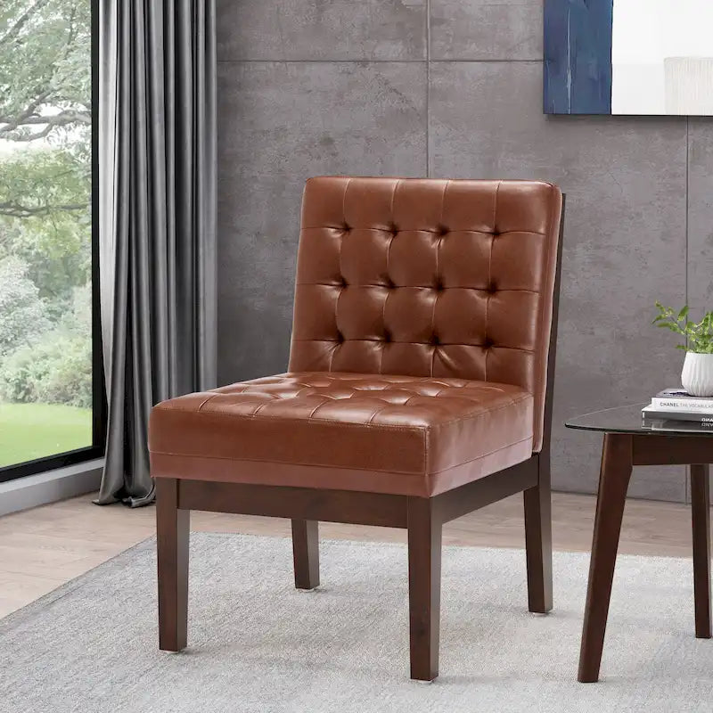 Cadeira de Acento Estofada em Pele Sintética com Pernas em Madeira de Seringueira e Design Contemporâneo